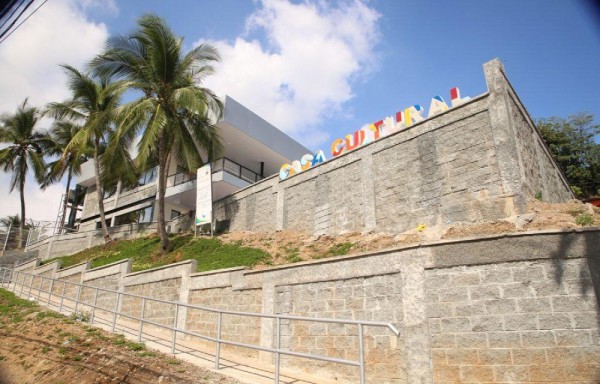 El lugar tiene una piscina al aire libre y áreas de esparcimiento.