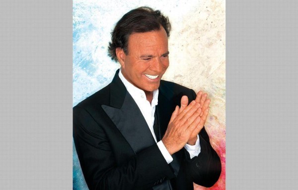 Julio Iglesias podría ser arrestado por desacato