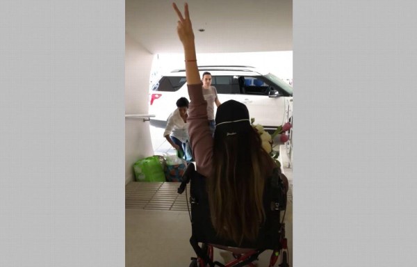 Momentos en que abandonaba el l hospital.