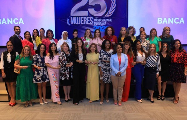 Ganadoras y finalistas en la gala de ‘25 Mujeres más destacadas de Panamá'.