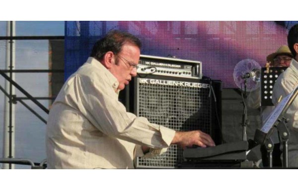 ‘De luto todos los salseros por la partida de Raphy Leavitt. Mi más profundo pésame para su familia, para Sammy Marrero y los compañeros de La Selecta; descanse en paz…' Gilberto Santa Rosa SALSERO