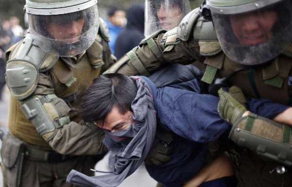 CHILENOS RECORDARON A LAS VÍCTIMAS DE LA DICTADURA | Manifestantes se enfrentaron a la policía ayer durante la tradicional romería en memoria de las víctimas de la dictadura de Augusto Pinochet, en su 43 aniversario en Santiago de Chile. La tradicional romería organizada por organismos de derechos humanos hacia el cementerio donde reposan los restos de Salvador Allende.