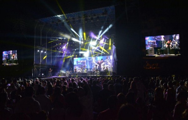 Tremendo juego de luces en el escenario.