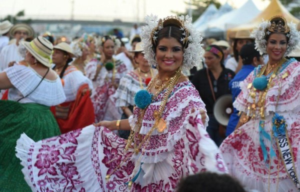 Engalana la ‘city' con el traje nacional