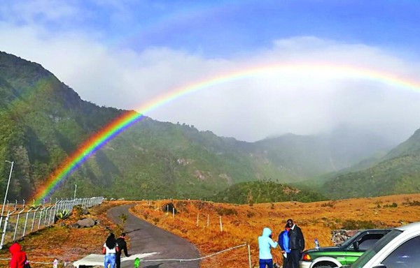 La entrada hacia la cima del volcán por Los Llanos en Volcán.