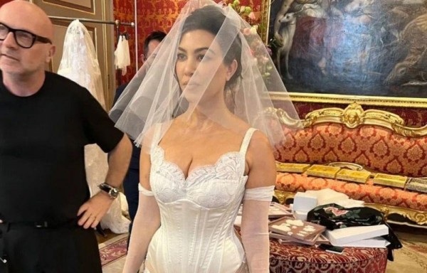 Mezclan lo gótico con lo religioso en la boda Kardashian - Barker
