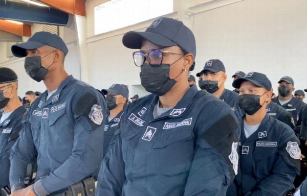 Atheyna Bylon presta atención a las órdenes de sus superiores.