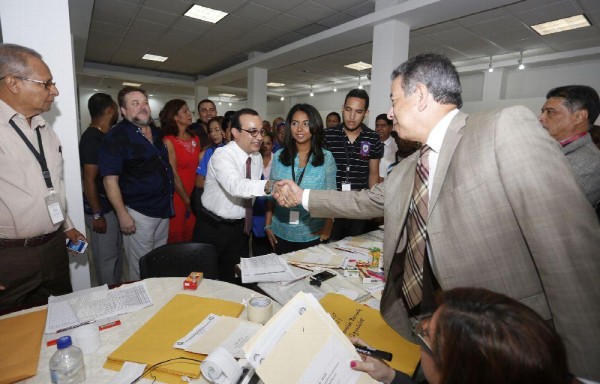 Ayer en horas del mediodía, Eduardo Flores ganaba con el 53,78 % de los votos.