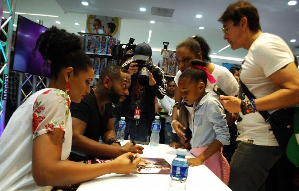 Actores de la ‘Celia' revolucionan firma de autógrafos en Albrook