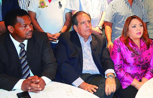 En la imagen, de izquierda a derecha, Héctor Valdés Carrasquilla, Raúl Hernández y Dana Castañeda.