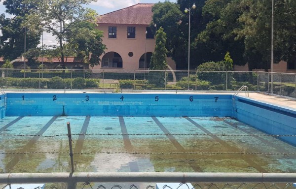 La piscina está vacía y en el abandono esperando su mantenimiento y limpieza.