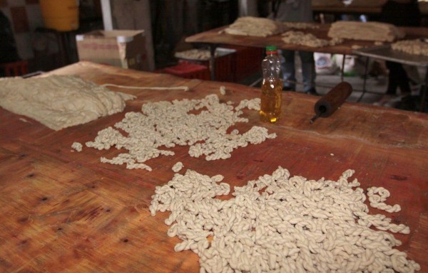 Trabajadores preparaban el alimento en las mesas.