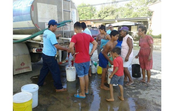 El IDAAN aplicó un plan para repartir agua potable en camiones cisterna.