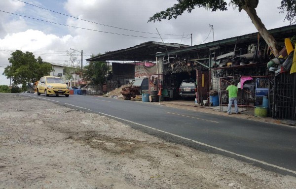 Comercios se toman las aceras públicas.