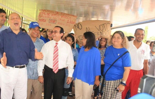 Euardo Flores, en su recorrido en la provincia de Herrera.