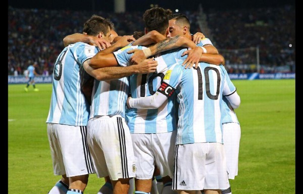 Lionel Messi festeja tras convertir un gol ante Uruguay.