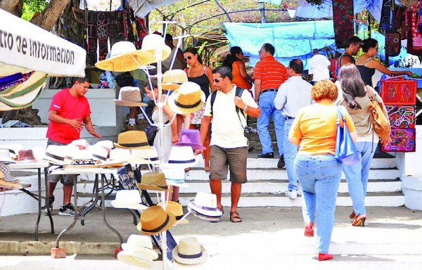 Turistas visitan el Paso de las Flores en las Bóvedas y aprovechan para comprar algunos recuerdos de Panamá.