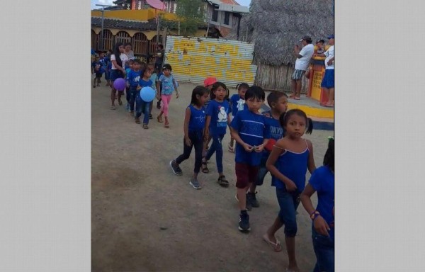 Todos en fila para recibir sus obsequios