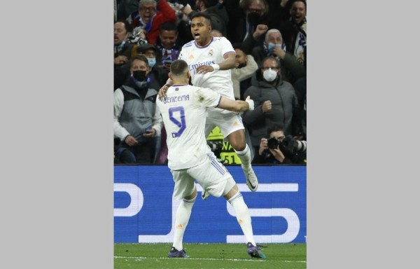 Rodrigo y Benzema celebran.