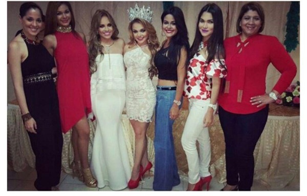 Rosario Mayela junto a la soberana del Carnaval.