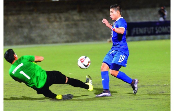 El joven volante panameño Cristian Martínez (azul).