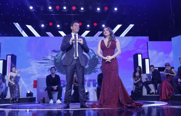 Los presentadores Roly Sterling y Gaby Garrido.