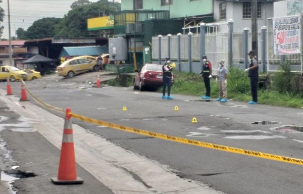 En la escena habían 5 casquillos de bala pero solo tres quedaron marcados en las puertas del auto.