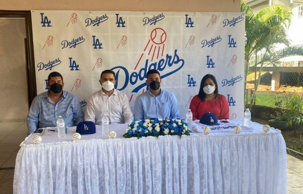 Panameños cumplen sus sueños al firmar para jugar béisbol profesional