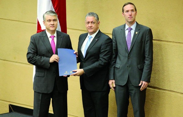 El proyecto fue recibido por el vicepresidente de la Asamblea Nacional (AN) Luis Eduardo Quirós.