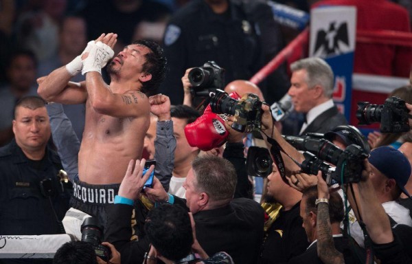 Tras ganar la pelea, Manny Pacquiao agradece a Dios.