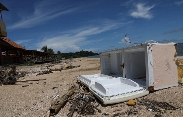 Refrigeradoras dañadas y otros desperdicios son encontrados tirados en la orilla de la playa.