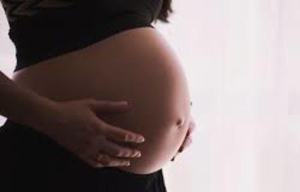 La afectada espera un hijo