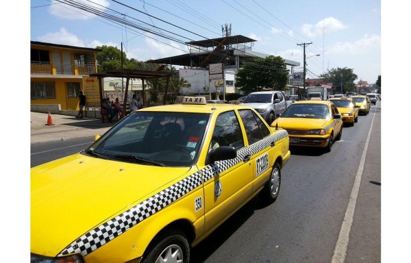 Realizan una caravana como protesta.