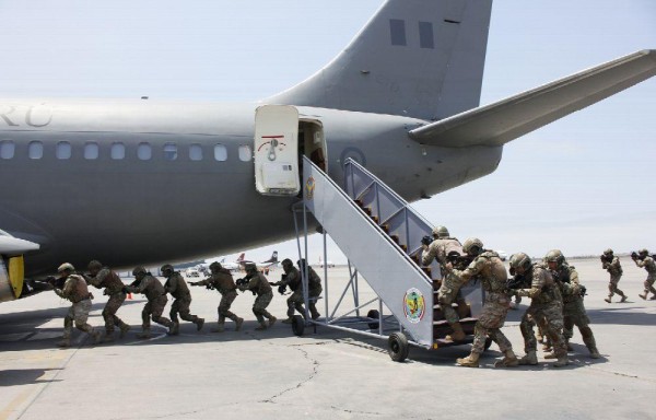 SIMULACRO | Comandos de la Fuerza Aérea de Perú realizaron un simulacro de rescate de rehenes en una aeronave durante una demostración de operaciones de seguridad previo a la XXIV Reunión de Líderes Económicos del Foro de Cooperación Económica Asia-Pacífico 2016, en la Base Aérea 8, en Lima, Perú.