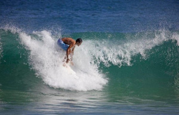 Para lograr surfear Derek es remolcado por otros surfistas para posicionarse en el lugar correcto de la ola.