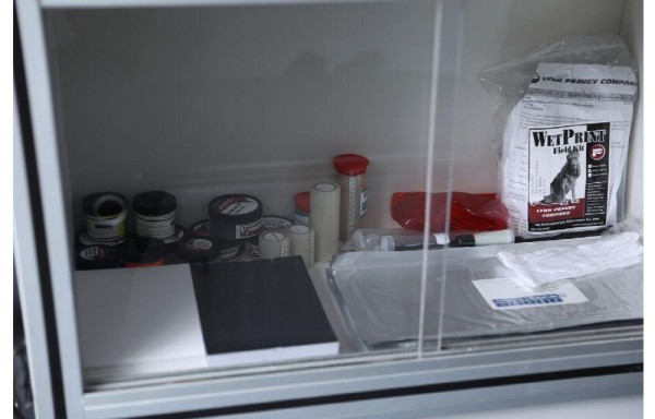 Químicos y herramientas usados en la escena del crimen son preservados.