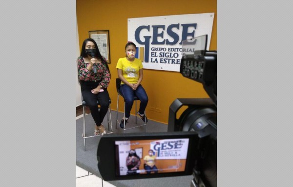 Kely Sanjur al ser entrevistada, junto a su hermana.