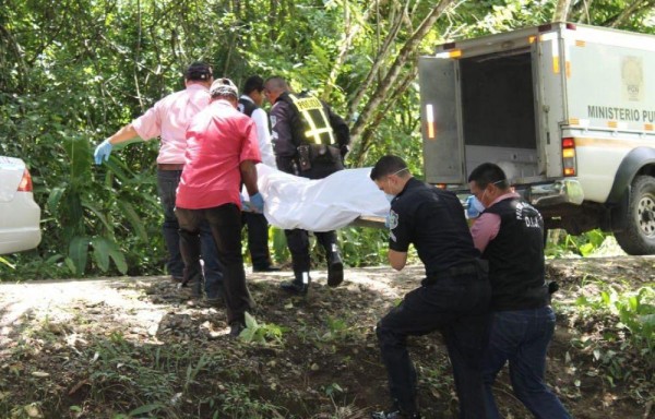 Una vecina la halló muerta dentro de la vivienda al sentir que algo se quemaba. Aún no hay sospechosos del crimen