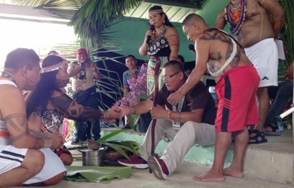 Paso de mando del cacique saliente.