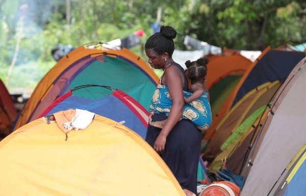 Migrantes se exponen al peligro de la selva del Darién.