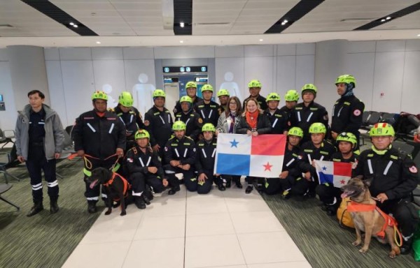 Los 20 rescatistas panameños que viajaron a Turquía a realizar labores de búsqueda tras el terremoto.