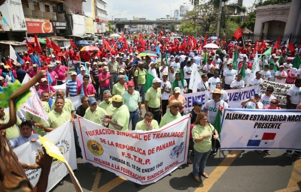 Miles de personas llenaron la 5 de Mayo.