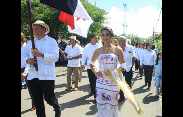 Pesé se viste de patria con su reina distrital