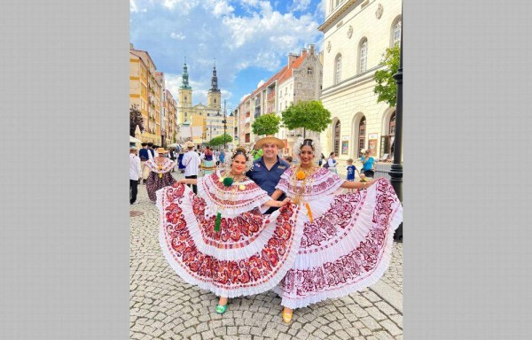 Balé folclórico se luce en festival europeo