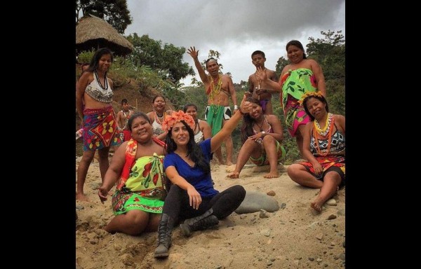 Alejandra Oraa sigue explorando las maravillas de la comunidad Embera