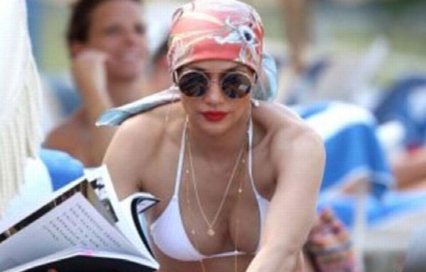 Jennifer López muestra sus atributos en bikini