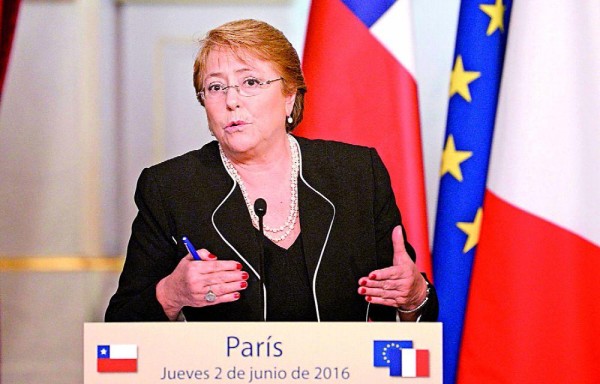 Mucha fuerza y ánimo a los compatriotas afectados por el sismo en Chiloé y otras zonas del sur'. PRESIDENTA DE CHILE Michelle Bachelet