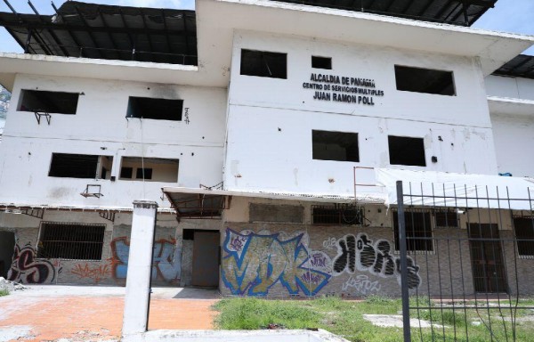 Personas usan el lugar como escondite para dormir y hacer sus necesidades.