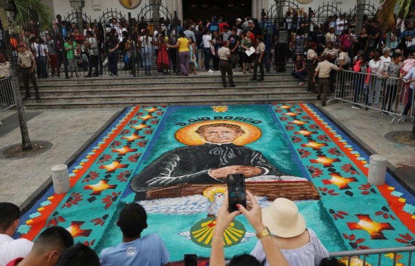 Don Bosco fue venerado con fervor y una alfombra de sal