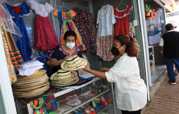 Se puede encontrar toda clase de artesanías nacionales.